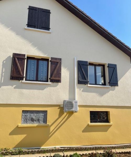 Groupe extérieur Mitsubishi fixé sur façade à Chaumont