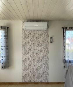 Climatiseur mural Mitsubishi posé dans un salon à Chaumont