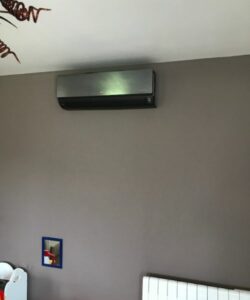 Climatiseur LG noir Design posé dans un séjour