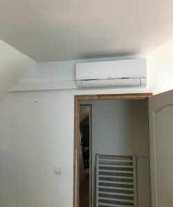 Unité intérieure LG installée dans une chambre mansardée