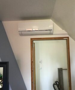 Climatiseur mural LG positionné au-dessus d’une porte