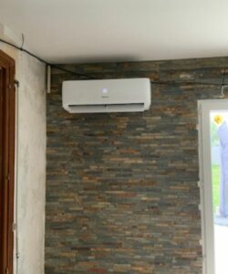 Climatiseur Hisense installé dans un salon à Muizon 51140