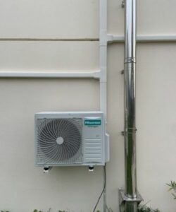 Unité extérieure de climatisation Hisense posée en façade
