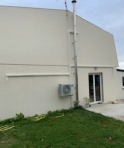 Installation climatisation sur façade de maison à Muizon