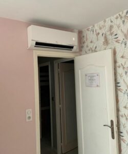 Climatiseur LG installé au-dessus d’une porte intérieure