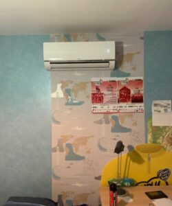 Unité intérieure LG posée dans une chambre à Châlons-en-Champagne